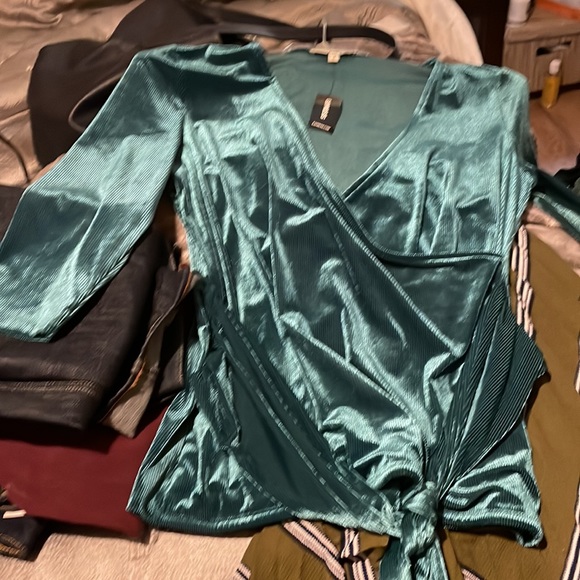 NWT. Express ribbed metallic wrap top - Picture 5 of 5